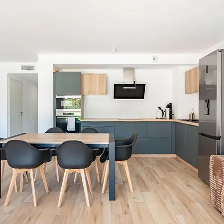 Spacious House With Terrace And Garden Hotel