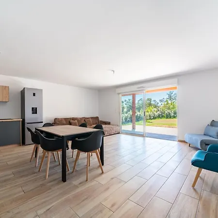 Spacious House With Terrace And Garden 4*