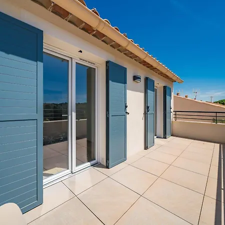 Spacious House With Terrace And Garden 4*