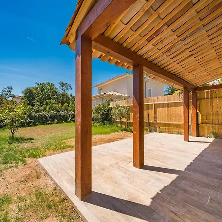 Ξενοδοχείο Spacious House With Terrace And Garden 4*